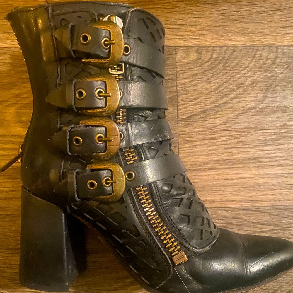 black julia size 7 free bird leather boots.